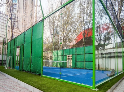 What is the material of the glass at the classic padel court?